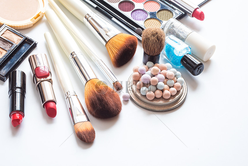 美與防護(hù)的交織 化妝品與勞保用品的藝術(shù)擺放